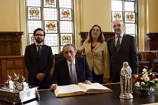 Eintrag in das Goldene Buch: Generalkonsul Erwan Varas Dulac, Botschafter Patricio Pradel Elgueta, Bürgermeisterin Karoline Linnert und der Doyen des Konsularkorps Bremen, Honorarkonsul Volker Kröning (v.l.)