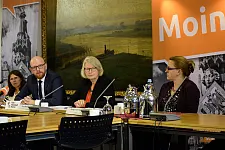Staatsrat Ronny Meyer informiert auf einer Pressekonferenz zu dem Beschluss des Bremer Senats zur Gründung einer Anstalt öffentlichen Rechts (AöR) für die Aufgaben der kommunalen Abfallwirtschaft und Straßenreinigung sowie des Winterdienstes
