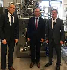 Zu Gast bei  Symex -  Ulf Sieckmann,  Bürgermeister Dr. Carsten Sieling und Wolfgang Fass (v.l.)