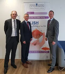 Besuch bei Zytovision  Dr. Piere Marggraf-Rogalla, Bürgermeister Dr. Carsten Sieling und Dr. Sven Hauke (v.l.)
