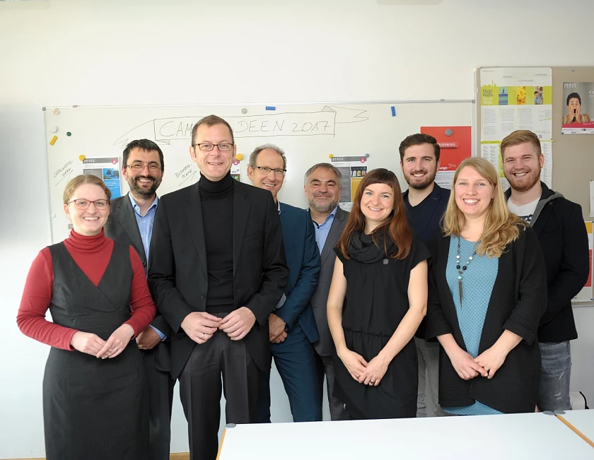 (von links nach rechts) Gründerin Jette Winkelmann, Dr. Martin Heinlein, BRIDGE Geschäftsführer, Wirtschaftssenator Martin Günthner, Uni-Konrektor Prof. Andreas Breiter, Hans-Georg Tschupke, Abteilungsleiter im Wirtschaftsressort, Gründerin Laura Brandt, Gründer Elias Schupp, BRIDGE-Mitarbeiterin Meike Goos, Gründer Darius Schupp.