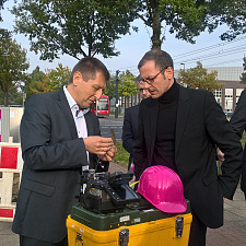 Thomas Krieger, Leiter Technik Niederlassung Nord der Deutschen Telekom Technik GmbH, erklärt Senator Martin Günthner die nächsten Schritte beim Breitbandausbau in Bremen