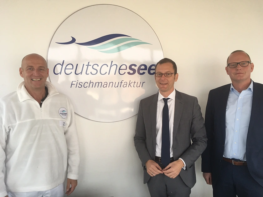 Ulrich Grewe, Geschäftsführer Deutsche See GmbH (links), Martin Günthner, Senator für Wirtschaft, Arbeit und Häfen, und Nils Schnorrenberger, Geschäftsführer der BIS Bremerhavener Gesellschaft für Investitionsförderung und Stadtentwicklung mbH trafen sich in der Produktionsstätte zu einem Rundgang und Austausch