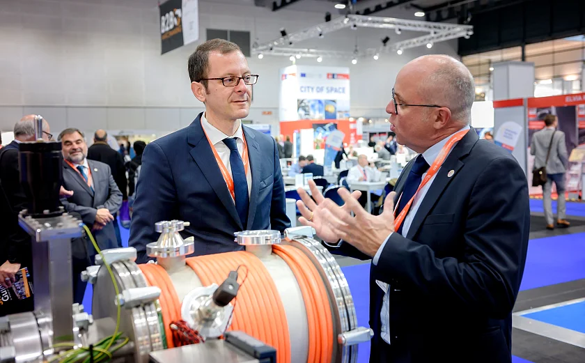 Beim Rundgang über die Messe besuchte Senator Martin Günthner unter anderem den Stand des Zentrums für angewandte Raumfahrttechnologie und Mikrogravitation (ZARM) der Universität Bremen.