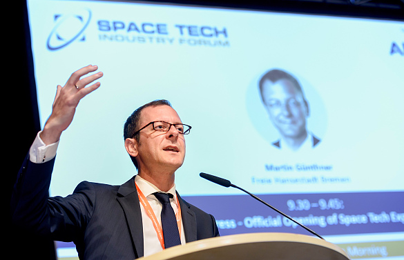 Senator Martin Günthner begrüßte im Rahmen der offiziellen Eröffnung der Space Tech Expo Europe ein internationales Publikum in der Messe Bremen.