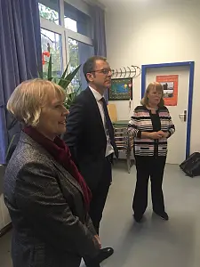 Sandra Werder (rechts) nimmt seit Januar am Landesprogramm für Langzeitarbeitslose teil und zeigte Martin Günthner, Senator für Wirtschaft, Arbeit und Häfen, bei seinem Besuch den Kulturladen Wulsdorf. Diplom-Psychologin Edeltraut Schröder (links) vom Arbeitsförderungs-Zentrum im Lande Bremen GmbH steht den Teilnehmenden immer unterstützend zur Seite.