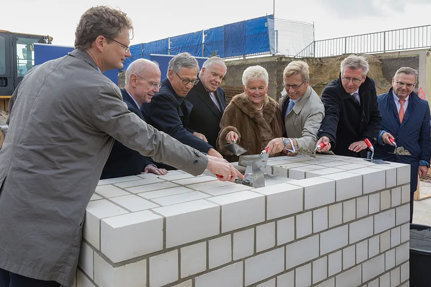 v.l.: Dr. Hansjörg Rodi, Vorsitzender der Geschäftsleitung von Kühne + Nagel Deutschland; Christian Weber, Präsident der Bremischen Bürgerschaft; Bremens Bürgermeister Dr. Carsten Sieling; Klaus Michael Kühne, Mehrheitsgesellschafter und Honorary Chairman der Kühne + Nagel International AG; Christine Kühne; Karl Gernandt, Chairman der Kühne-Holding AG und Verwaltungsratsmitglied der Kühne + Nagel International AG; Ralf Miehe, Niederlassungsleiter Nord von Kühne + Nagel Deutschland; Walter Hellmich, Baugesellschaft Walter Hellmich.