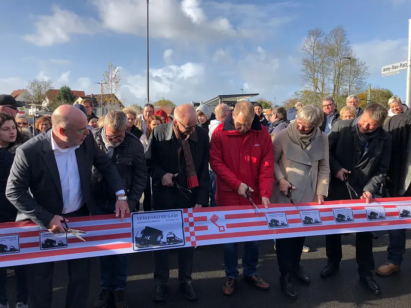 Verkehrsfreigabe mit Senator Lohse (v.r) und Ortsamtsleiter Novak (v.l.) und weiteren Akteuren der Ortspolitik