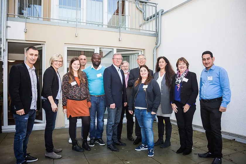 Gruppenbild mit Bürgermeister Sieling (vlnr.): Özgür Cömert (kommissarische Teamleitung JWG Buntentor, AWO Bremen), Larissa Krümpfer (Präsidiumsmitglied AWO Bremen), drei Teammitglieder der JWG Buntentor (AWO Bremen), Wilhelm Schmidt (Vorsitzender des Präsidiums des AWO Bundesverbandes), Erich Kruschel (Stellv. Präsident der AWO Bremen), Carsten Sieling (Bürgermeister), Mitarbeiterin der JWG Buntentor (AWO Bremen), Sandra Grohnert (Fachbereichsleiterin Jugend, AWO Bremen), Eva-Maria Lemke-Schulte (Präsidentin AWO Bremen), Mitarbeiter der JWG Buntentor (AWO Bremen)