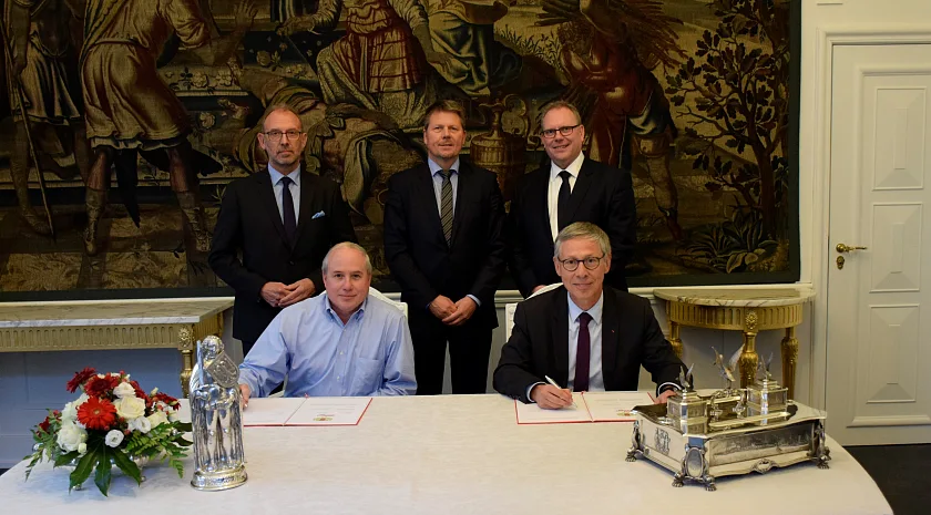 Die Absichtserklärung zwischen der Freien Hanstestadt Bremen und dem Kellogg's-Konzern wurde heute im Gobelinzimmer des Bremer Rathauses unterzeichnet: Roger Nesti und Bürgermeister Carsten Sieling; stehend: Rainer Frerich-Sagurna, Senator Joachim Lohse und Staatsrat Ekkehart Siering   (v.l.n.r.)