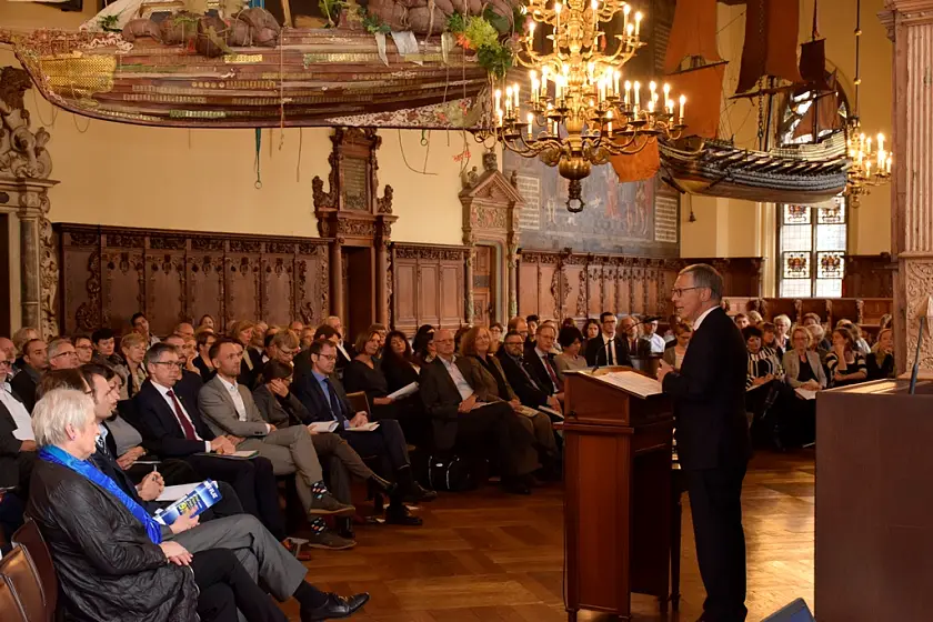 Rund einhundertfünfzig Arbeitsmarktexpertinnen und -experten konnten Bürgermeister Sieling (am Pult) und Senator Günthner in der Oberen Rathaushalle in Bremen begrüßen