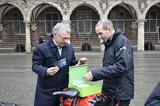 Bürgermeister Carsten Sieling (l.) übergibt Arne Dunker seine Klimabotschaft