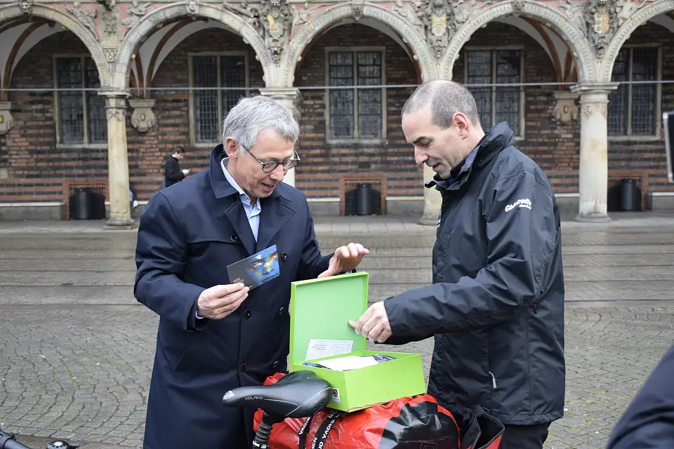 Bürgermeister Carsten Sieling (l.) übergibt Arne Dunker seine Klimabotschaft