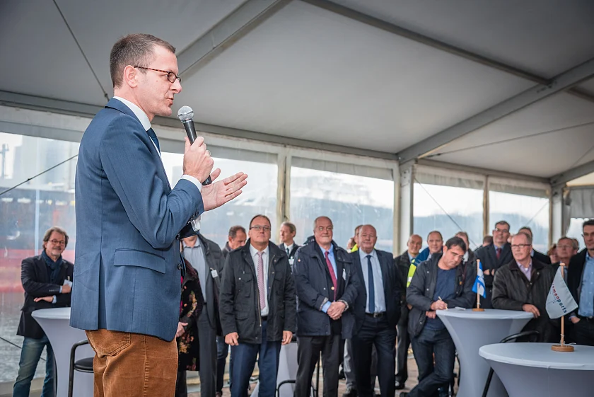 Martin Günthner, Senator für Wirtschaft, Arbeit und Häfen,  weihte heute die neue Kaje im Industriehafen in Bremen ein