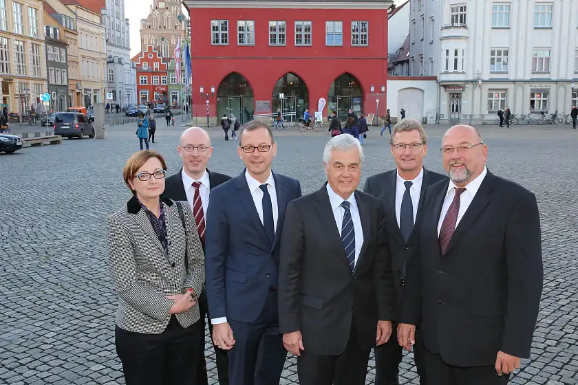 Treffen der Wirtschafts- und Verkehrsminister/-senatoren – gemeinsames Konferenzfoto auf dem Marktplatz in der Hansestadt Greifswald (Mecklenburg-Vorpommern): (v.l.n.r.) Niedersachsens Abteilungsleiterin für Industrie und maritime Wirtschaft, Ingelore Hering, Mecklenburg-Vorpommerns Minister für Energie, Infrastruktur und Digitalisierung Christian Pegel, Bremer Senator für Wirtschaft, Arbeit und Häfen sowie Justiz und Verfassung Martin Günthner, Hamburger Senator für Wirtschaft, Verkehr und Innovation Frank Horch, Schleswig-Holsteins Wirtschaftsminister Dr. Bernd Buchholz und Mecklenburg-Vorpommerns Minister für Wirtschaft, Arbeit und Gesundheit Harry Glawe – Gastgeber der Konferenz