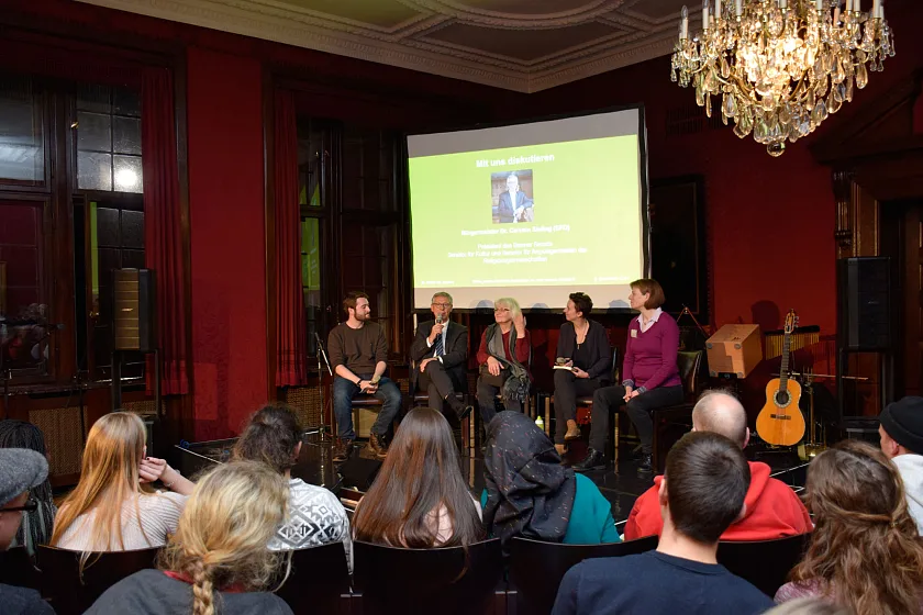 Diskussion unter dem Veranstaltungsmotto "Wann, wenn nicht jetzt" im Kaminsaal