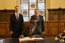 Botschafter Hettiarachchi trägt sich in das Goldene Buch ein. Begleitet wurde er von Honorarkonsul Thomas Kriwat, links im Bild