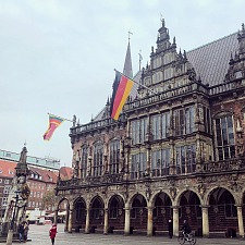 Die Sri-Lanka Flagge wehte heute neben der Flagge Deutschlands am Bremer Rathaus.