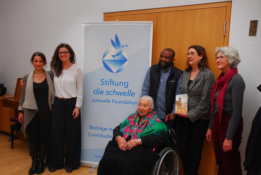 Auf der heutigen Pressekonferenz stellten die PreisträgerInnen des Bremer Friedenspreises ihre Arbeit und Organisationen vor. (v.l.n.r.) Alessandra Perrone, Francesca Vannini aus Italien, Pauline Tangiora aus Neuseeland,Junior Nzita aus dem Kongo. Bürgermeisterin Karoline Linnert und Kristina Bulling vom Vorstand Stiftung die schwelle lobten die AktivistInnen für ihr Engagement: „Drei Beispiele, die Mut machen“.