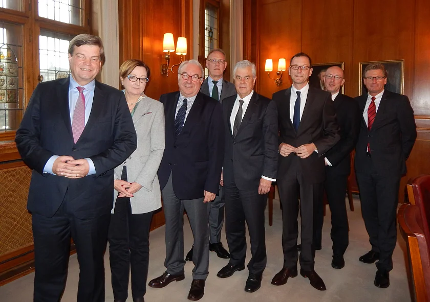 v.l.n.r.: Enak Ferlemann, Parlamentarischer Staatssekretär beim Bundesminister für Verkehr und digitale Infrastruktur, Ingelore Hering, Abteilungsleiterin für Industrie und maritime Wirtschaft im Niedersächsischen Ministerium für Wirtschaft, Arbeit und Verkehr, Uwe Beckmeyer, Parlamentarischer Staatssekretär bei der Bundesministerin für Wirtschaft und Energie und Koordinator der Bundesregierung für die maritime Wirtschaft, Frank Dreeke, Präsident des Zentralverbandes der deutschen Seehafenbetriebe (ZDS), Frank Horch, Senator für Wirtschaft, Verkehr und Innovation der Freien und Hansestadt Hamburg, Martin Günthner, Senator für Wirtschaft, Arbeit und Häfen der Freien Hansestadt Bremen, Christian Pegel, Minister für Energie, Infrastruktur und Digitalisierung Mecklenburg-Vorpommern und Dr. Bernd Buchholz, Minister für Wirtschaft, Verkehr, Arbeit, Technologie und Tourismus des Landes Schleswig-Holstein.