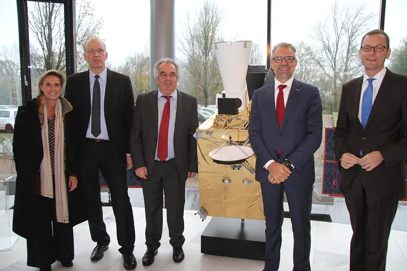 Simonetta Cheli, Koordinatorin Erdbeobachtungsstrategien der ESA, Marco R. Fuchs, Vorstandsvorsitzender OHB, Dr. Fritz Merkle, Geschäftsentwicklung und Marketing OHB, Dr. Josef Aschbacher, ESA-Direktor für Erdbeobachtung und Martin Günthner, Senator für Wirtschaft, Arbeit und Häfen.