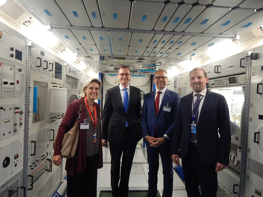 Simonetta Cheli, Koordinatorin Erdbeobachtungsstrategien der ESA, Martin Günthner, Senator für Wirtschaft, Arbeit und Häfen, Dr. Josef Aschbacher, ESA-Direktor für Erdbeobachtung und Dr. Christian Steimle, Projektmanager "Bartolomeo-Plattform" Airbus DS.