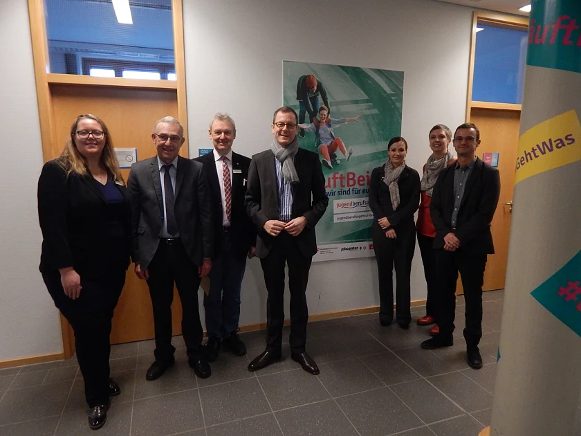Martin Günthner, Senator für Wirtschaft, Arbeit und Häfen, besuchte die Akteure der Jugendberufsagentur Bremerhaven, v.l.n.r:  Janina Burchardt, Agentur für Arbeit Bremen-Bremerhaven, Friedrich-Wilhelm Gruhl, Jobcenter Bremerhaven, Jörn Putzig, Agentur für Arbeit Bremen-Bremerhaven, Martin Günthner, Senator für Wirtschaft, Arbeit und Häfen, sowie Martina Tietjen, Swantje Hüsken und Michael Frost, alle drei vom Magistrat Bremerhaven