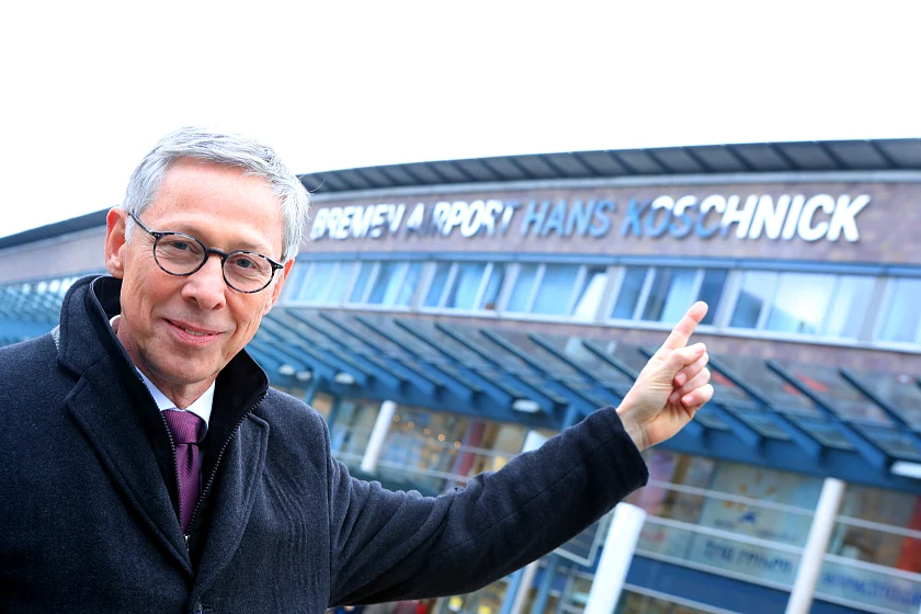 Bürgermeister Sieling. "Ich freue mich sehr, dass der Name Hans Koschnick nun an unserem Flughafen in großen Lettern verewigt ist." 