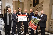 Symbolische Scheckübergabe mit Detlef Kniemeyer von der Stiftung der Kirchengemeinde Arsten-Habenhausen, Tombola-Geschäftsführer Dietmar Hoppe, Parkdirektor Tim Großmann, Bürgermeister Carsten Sieling, Bürgerparkvereinspräsident Joachim Linnemann, Michael Koppel (1. Vorsitzender Freunde des Rhododendronparks) und Heinrich Welke (1. Vorsitzender Park links der Weser) 