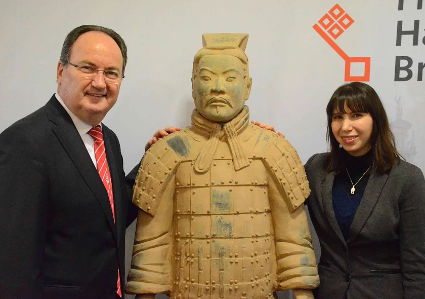 Eine der erfolgreichsten Ausstellungen kommt zum ersten Mal nach Norddeutschland: Die Terrakotta-Armee ist ab dem 18. Mai 2018 in der Bremer Überseestadt zu bestaunen. 150 originalgetreue Terrakotta-Krieger und weitere 100 Repliken aus der riesigen Grabanlage des ersten chinesischen Kaisers sowie Filme und aktuelle Forschungsergebnisse zählen zur Ausstellung, die bislang 1,5 Millionen Besucher begeisterte. Die Terrakotta-Armee gilt als größte archäologische Entdeckung des 20. Jahrhunderts und ist UNESCO-Weltkulturerbe.