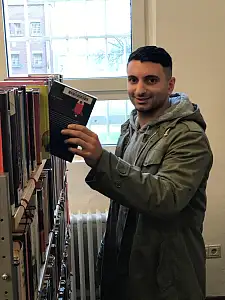 Ein Gefangener der JVA Bremen nutzt die Bibliothek.