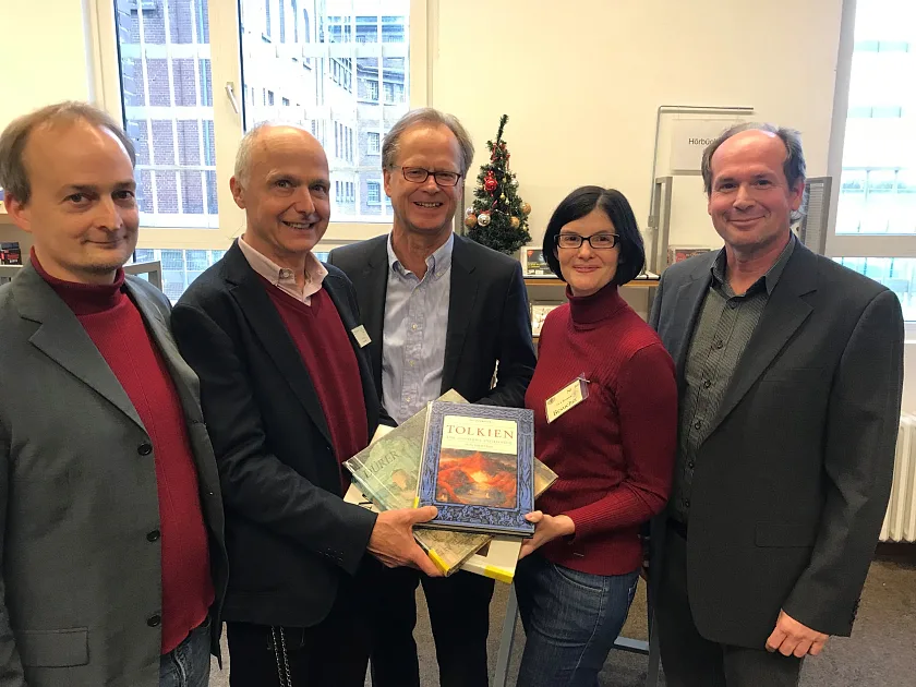 (v.l.n.r.) Henning Bleyl von der VGH-Stiftung, Anstaltsleiter Carsten Bauer, Justizstaatsrat Jörg Schulz, die bibliothekarische Direktorin der Bremer Stadtbibliothek Lucia Werder und der Leiter der JVA-Bibliothek Andreas Gebauer eröffnen die sanierte Gefängnisbibliothek der JVA Bremen.