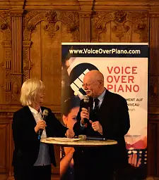 Innensenator Ulrich Mäurer und Ingrid Osterhorn von den Nachtwanderern Osterholz