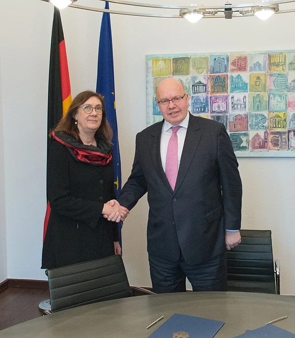 Bundesminister Peter Altmaier und Bremens Finanzsenatorin Karoline Linnert nach der Unterzeichnung der Vereinbarung über die Verlängerung des Sanierungsprogramms bis 2020