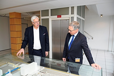FRoSTA-Vorstand Jürgen Marggraf und Bürgermeister Carsten Sieling tauschen sich über die Geschichte des Unternehmens aus