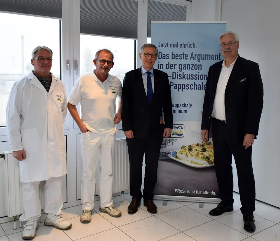 (v.l.n.r.) Betriebsrat Frank Brede, Werksleiter Frank Hoogestraat, Bürgermeister Carsten Sielung und FRoSTA-Vorstand Jürgen Marggraf