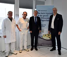 (v.l.n.r.) Betriebsrat Frank Brede, Werksleiter Frank Hoogestraat, Bürgermeister Carsten Sielung und FRoSTA-Vorstand Jürgen Marggraf