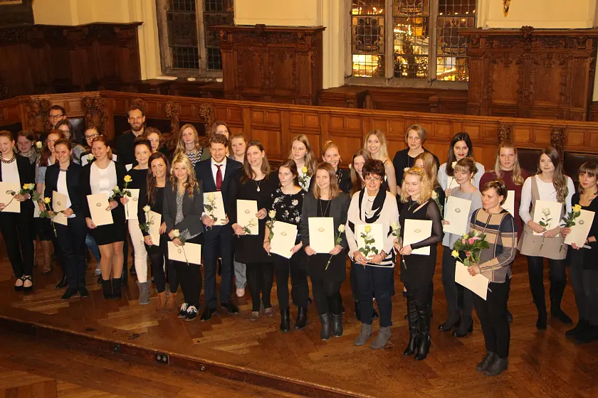 Die 38 besten Absolventinnen und Absolventen in den Gesundheitsfachberufen