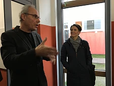 Senatorin Claudia Bogedan lauscht den Ausführungen des Schulleiters Manfred Fuhrmann