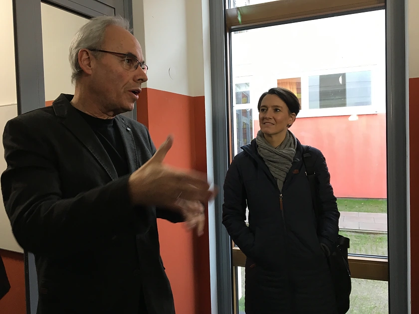 Senatorin Claudia Bogedan lauscht den Ausführungen des Schulleiters Manfred Fuhrmann
