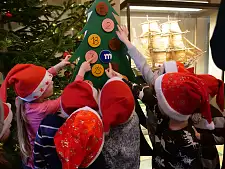 So sah es in den Vorjahren aus: Begeisterung und Aufregung beim Öffnen des Türchens im Rathaus