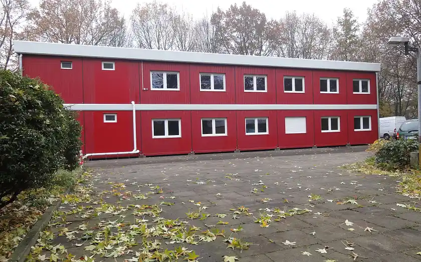 Die Übergangswohnheime an der Schule Bardowickstraße und...