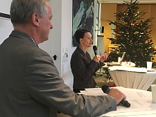 Oberschulen weiterentwickeln: Senatorin Claudia Bogedan im Gespräch mit Projektmanager Lutz Liffers (im Vordergrund)