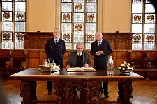 Eintrag in das Goldene Buch: Karl-Heinz Knorr (Leiter der Feuerwehr Bremen), EU-Kommissar Christos Stylianides und Innensenator Ulrich Mäurer 