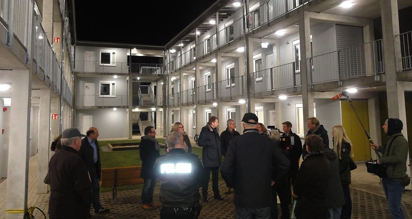 Vertreterinnen und Vertreter des Beirats Lesum und Ortsamtsleiter Florian Böhlke sind der Einladung der Sozialbehörde gefolgt, das neue Übergangswohnheim am  Rastplatz zu besichtigen. Mit dabei auch die Architekten und der zuständige Kontaktpolizist.  