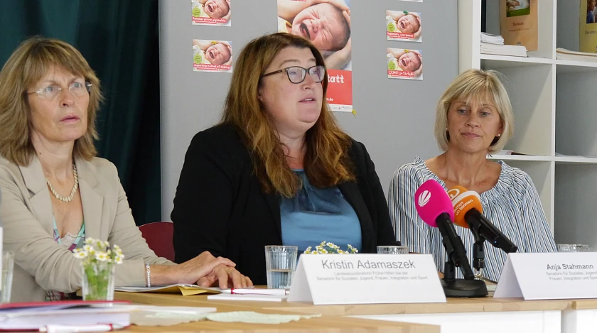 Sozialsenatorin Anja Stahmann (Mitte) stellt die Kampagne  „Stärken statt  schütteln“ gemeinsam mit  Kristin  Adamaszek (Lamndeskoordinatorin Frühe Hilfen bei der Senatorin für Soziales) links) und Maren Maetze (Frühberatungsstelle Bremen-Nord, Haus der Zukunft, Lüssum) vor