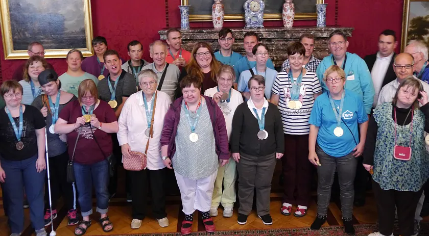 Stolz präsentieren die Sportlerinnen und Sportler beim Senatsempfang im Kaminsaal des Rathauses ihre Medaillen