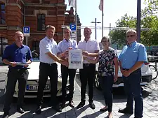 Freuen sich über das erste Elektrotaxi in Bremen: Martin Schulze (Geschäftsstelle Umwelt Unternehmen), Dr. Joachim Lohse, Senator für Umwelt, Bau und Verkehr, Dr. Torsten Köhne, Vorstandsvorsitzender swb, die Taxiunternehmer Mustafa und Inga Catalbas und Philipp Seloff, Aufsichtsratsmitglied beim Taxi-Ruf Bremen