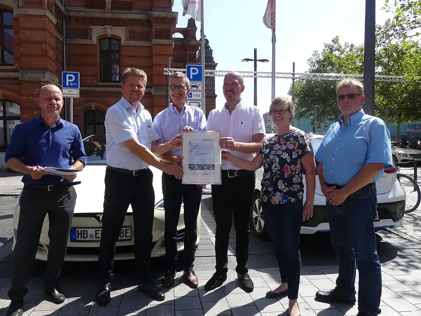 Freuen sich über das erste Elektrotaxi in Bremen: Martin Schulze (Geschäftsstelle Umwelt Unternehmen), Dr. Joachim Lohse, Senator für Umwelt, Bau und Verkehr, Dr. Torsten Köhne, Vorstandsvorsitzender swb, die Taxiunternehmer Mustafa und Inga Catalbas und Philipp Seloff, Aufsichtsratsmitglied beim Taxi-Ruf Bremen