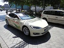 Erstes Elektrotaxi auf der Straße